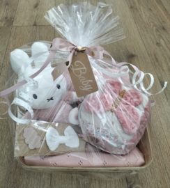 Cadeaupakket baby roze gebreide deken geborduurd met naam, knuffel Nijntje en speelkubus