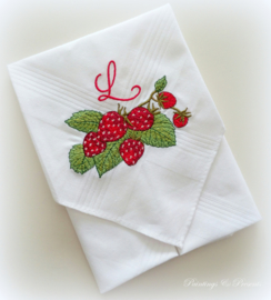 Geborduurde zakdoek wit met  aardbeien en letter/initialen
