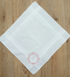 Geborduurde zakdoek wit met krans/ strik en letter/ initialen/ monogram in oud roze