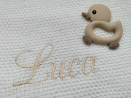 Cadeaupakket beige/ off white gebreide deken geborduurd met naam, bijtring en speelkubus