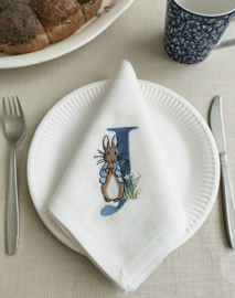 Landelijke linnen off white servet 'letter' gepersonaliseerd geborduurd Peter Rabbit jeansblauw