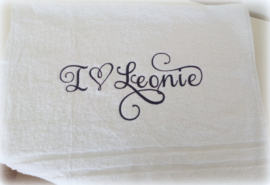 Luxe baddoek 50 x 100 cm wit met tekst: I love (naam) geborduurd in zwart.