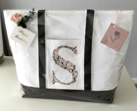 Boodschappen tas canvas met geborduurde bloemenletter initiaal droogbloemen