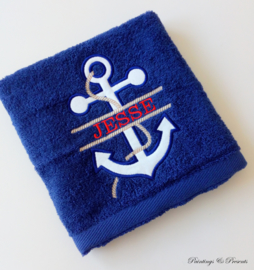 Luxe handdoek 50 x 100 cm navy blauw met naam/rood en anker geborduurd