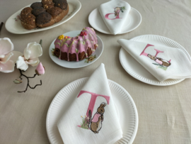 Landelijke linnen off white servet 'letter' gepersonaliseerd geborduurd Peter Rabbit oud roze