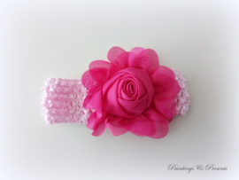 babyhaarbandje licht roze gehaakt met fel roze/fuchsia roos