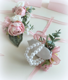 Armbandcorsage parels en bloemen rozen, eucalyptus, satijnlint en geborduurd blad vilt