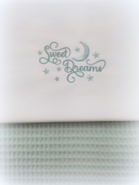 Wieglaken 75 cm x 100 cm in wit/ licht oud groen 'Sweet Dreams' geborduurd