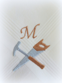 Geborduurde zakdoek wit met  hamer/zaag en initialen/letter