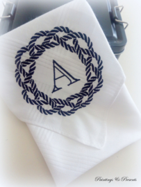 Geborduurde zakdoek wit met zeemansknoop donkerblauw met initiaal
