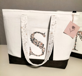 Boodschappen tas canvas met geborduurde bloemenletter initiaal droogbloemen