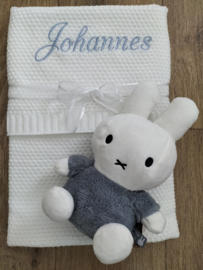 Cadeaupakket baby blauw gebreide deken geborduurd met naam, knuffel Nijntje en speelkubus