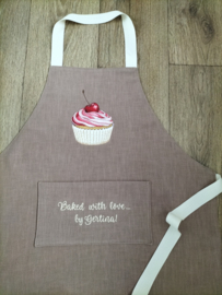 Keukenschort cognac stone washed linnen geborduurde, gepersonaliseerde naam en cupcake
