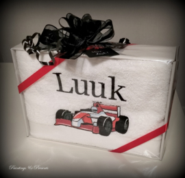 Luxe baddoek 50 x 100 cm wit met naam en race auto rood zwart