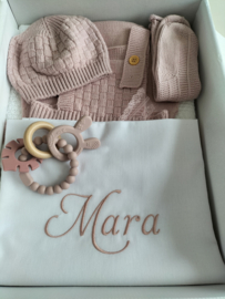 Cadeauset gebreide babydeken wit, laken, romper, muts, kousen met geborduurde naam oud roze