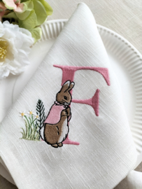 Landelijke linnen off white servet 'letter' gepersonaliseerd geborduurd Peter Rabbit oud roze