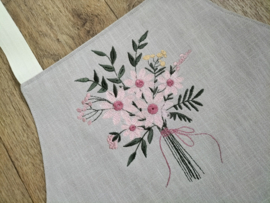 Keukenschort zand linnen veldboeket en naam bloemen in bordeaux, roze, groen