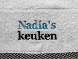 Cadeau bakpakket verjaardag keukendoek theedoek geborduurd naam