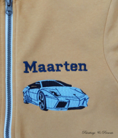 Sweater vest okergeel met borst borduring auto met naam