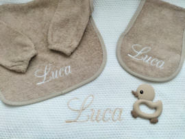 Cadeaupakket beige/ off white gebreide deken geborduurd met naam, bijtring en speelkubus