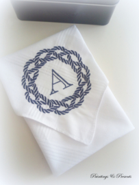Geborduurde zakdoek wit met zeemansknoop donkerblauw met initiaal