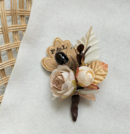 Corsage herfsttinten bruin, camel, geborduurd eikenblad gepersonaliseerd kunstbloemen vilt