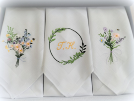 Luxe dames zakdoeken met borduring veldboeket en initiaal naar wens in geschenkdoos zwart