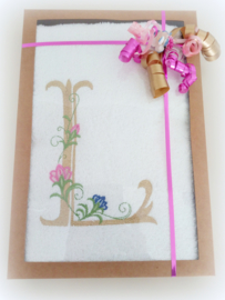 Handdoek wit 50 x 100 cm met goud geborduurde letter/initialen en bloemen