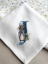 Landelijke linnen off white servet 'letter' gepersonaliseerd geborduurd Peter Rabbit jeansblauw