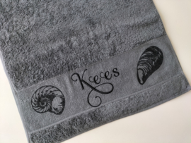 Luxe handdoek 50 x 100 cm donkergrijs met geborduurde naam zwart mossel en schelp