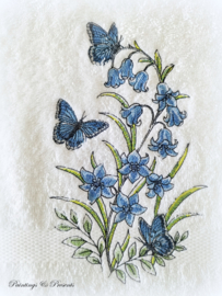 Geborduurd gastendoekje wit bluebells & morpho vlinders blauw