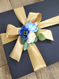 Luxe heren zakdoeken blauw/ wit met borduring initiaal laurel krans in geschenkdoos zwart
