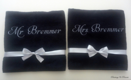 Geborduurde handdoek zwart met Mr. of  Mrs. (en gewenste achternaam) huwelijkscadeau