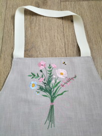Keukenschort zand linnen veldboeket en naam bloemen in roze, lichtblauw, geel, wit