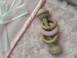 Cadeaupakket baby roze fleece deken, romper, muts, slofjes met geborduurde naam rammelaar