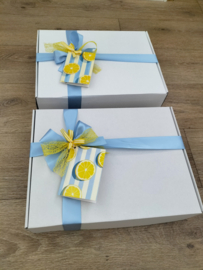 Cadeaupakket citroen tas, toilettas, schrifthoes met naam geborduurd