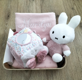 Cadeaupakket baby roze gebreide deken geborduurd met naam, knuffel Nijntje en speelkubus