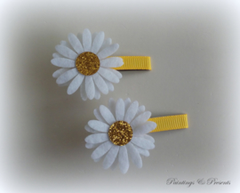 Haarknipje madeliefje geel bloem wit met goudgeel stipje (2 stuks)