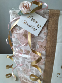 Boodschappen/ handwerktas canvas met geborduurde bloemenletter initiaal English garden