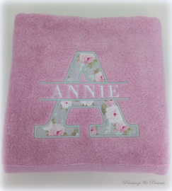 Oud roze baddoek 60 x 110 cm met applicatie grijs rozen letter en naam