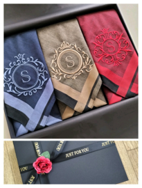Luxe heren zakdoeken met borduring en initiaal naar wens in geschenkdoos zwart