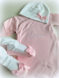 Geborduurde roze romper en babymutsje met geborduurde naam en strikje