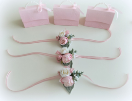 Armbandcorsage parels en bloemen rozen, eucalyptus, satijnlint en geborduurd blad vilt