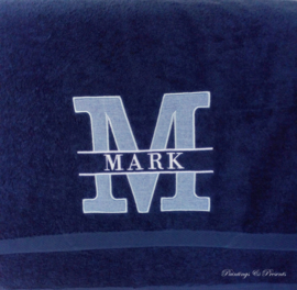 Luxe blauwe handdoek 50 x 100 cm navy/jeans/wit met splitletter geborduurd