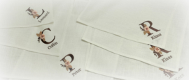 Gepersonaliseerde servet off white linnen met naam en letter corsage roos initiaal geborduurd huwelijk camel bruin beige zalm