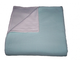 Ledikantdeken 110 x 140 cm mint wafelstof en  wit fleece (met geborduurde naam)