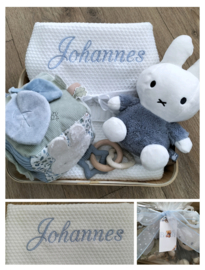 Cadeaupakket baby blauw gebreide deken geborduurd met naam, knuffel Nijntje en speelkubus