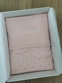 Cadeaupakket baby roze gebreide deken, romper, muts, slofjes met geborduurde naam bijtring