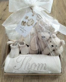 Geboorte cadeau crème/ zandkleur gebreide wiegdeken geborduurd met naam, teddybeer Jollein