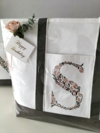 Boodschappen tas canvas met geborduurde bloemenletter initiaal droogbloemen